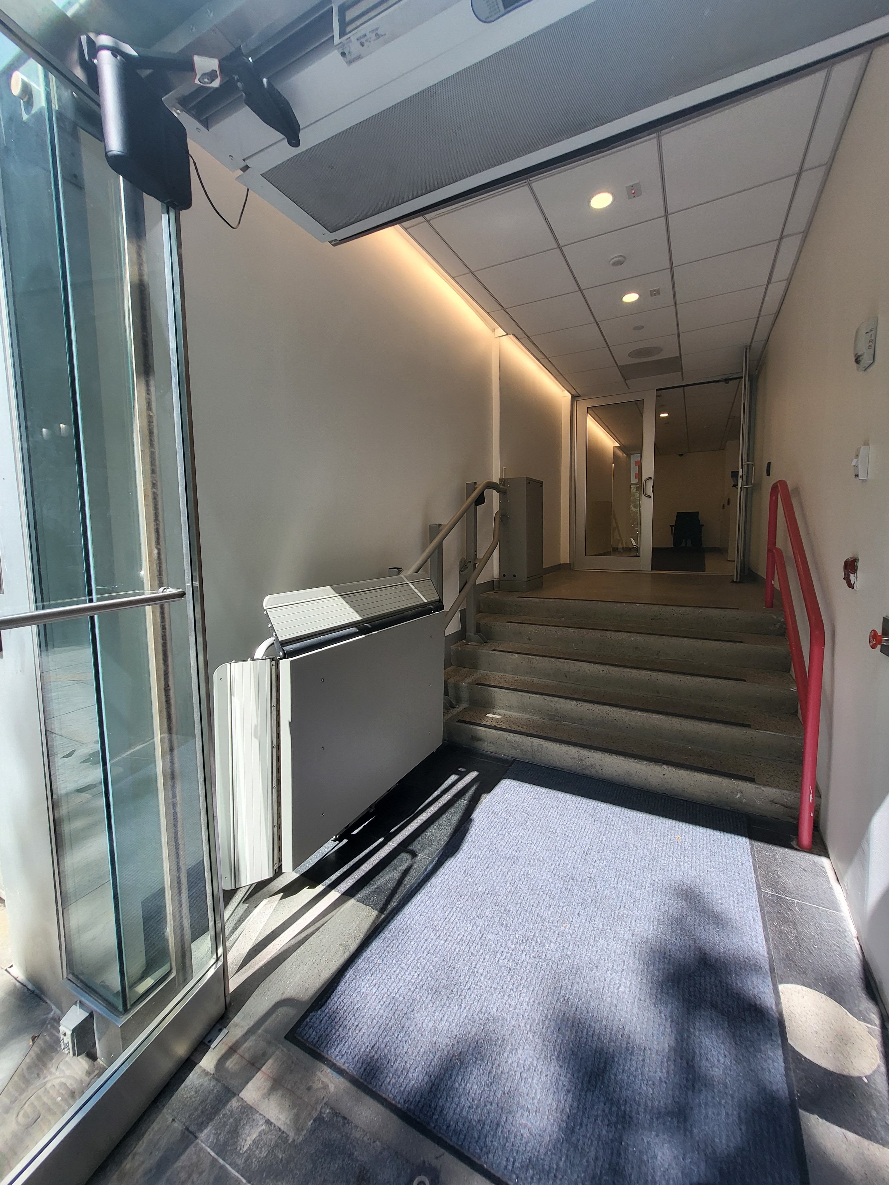 Turning Inclined Wheelchair Lift 25