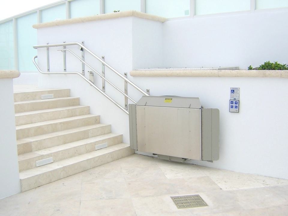 Turning Inclined Platform Wheelchair Lift 9